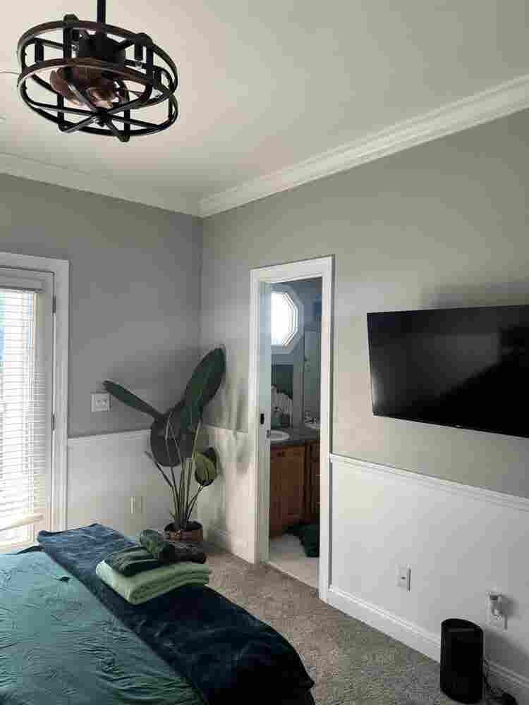 Emerald Room 
for Rent in Lakewood