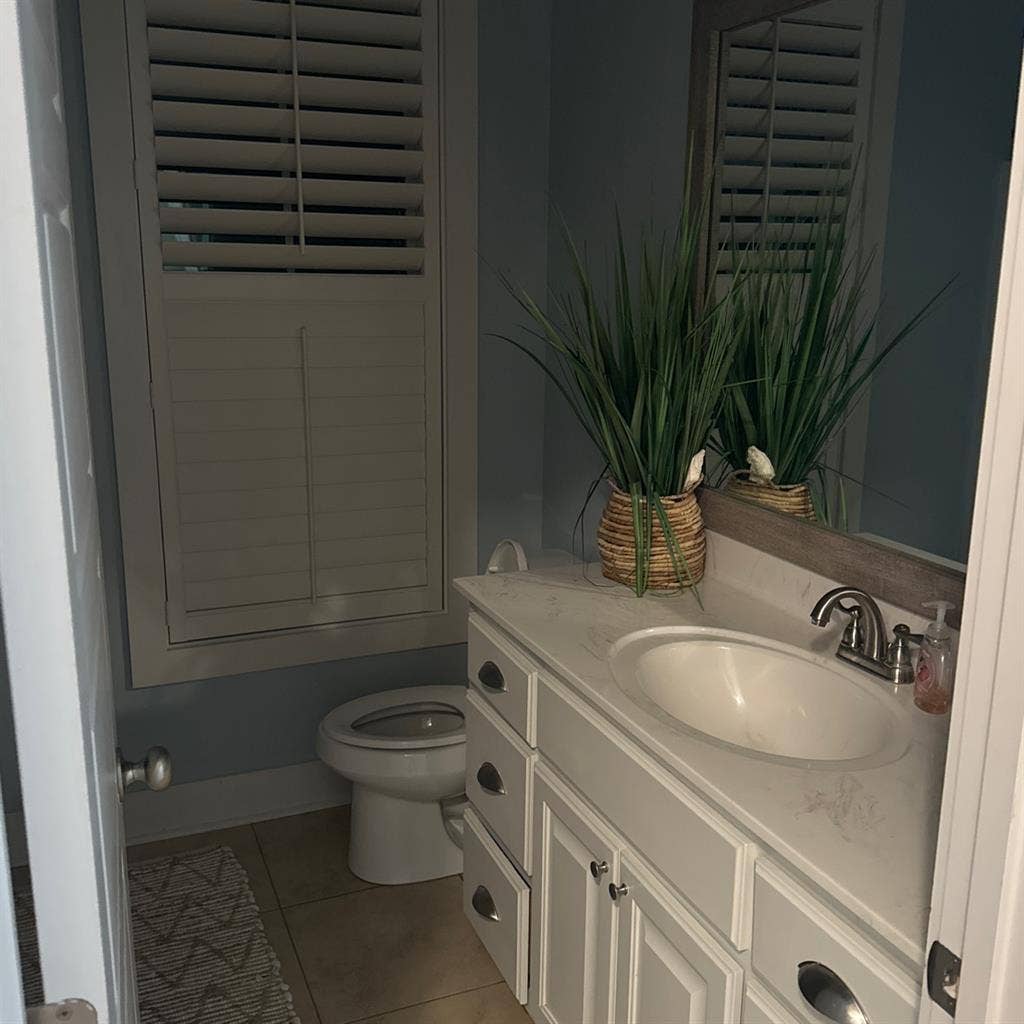 1 room with adjacent full bathroomm