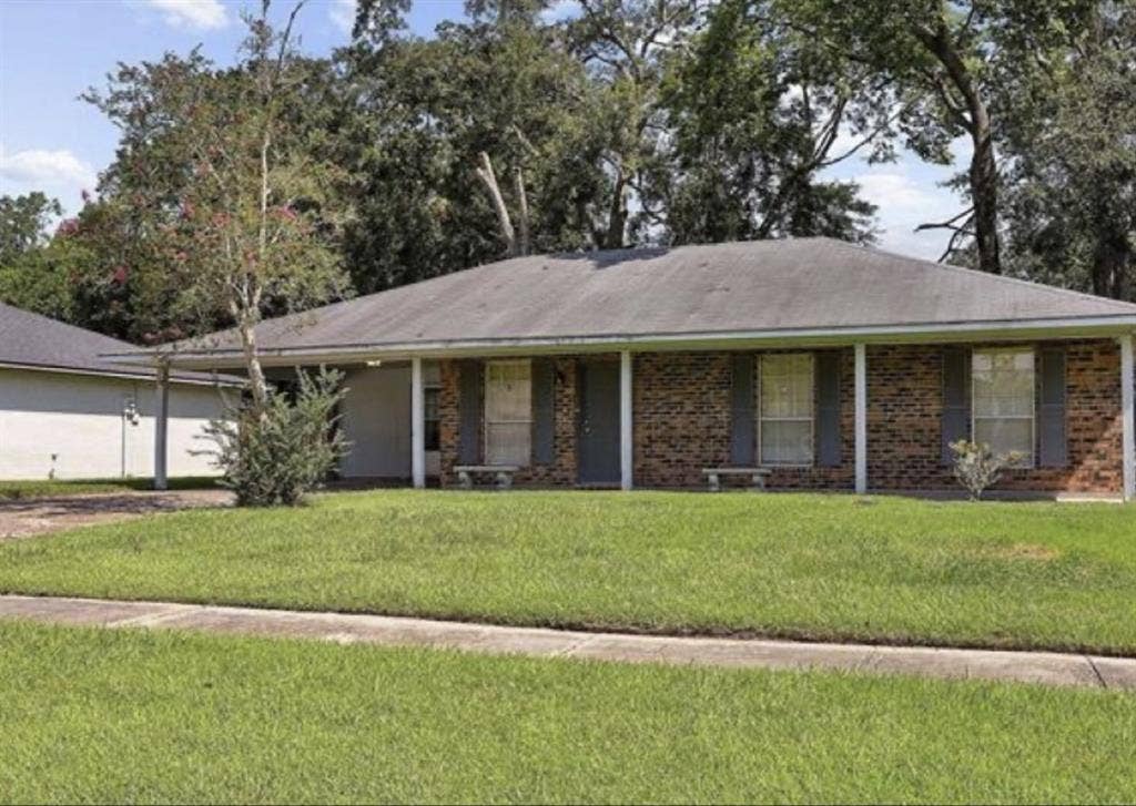 Room available in 4 bedroom home