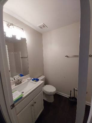 Looking for 2 male roommates