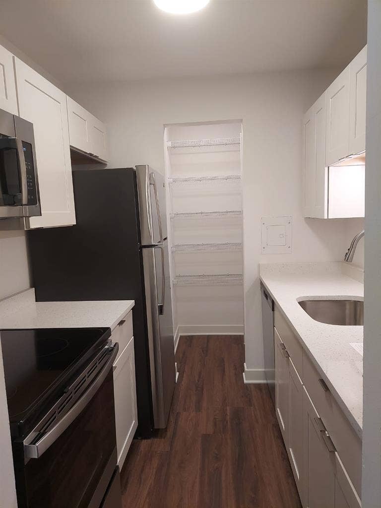 Short-term Sublet: Spacious 2BR