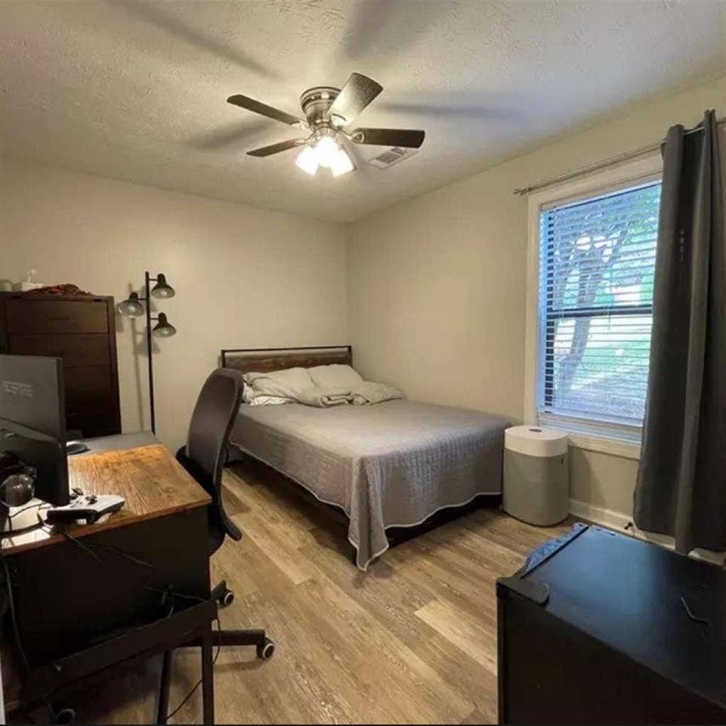 Looking for two roomates