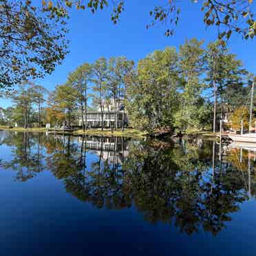 Peaceful room on the water