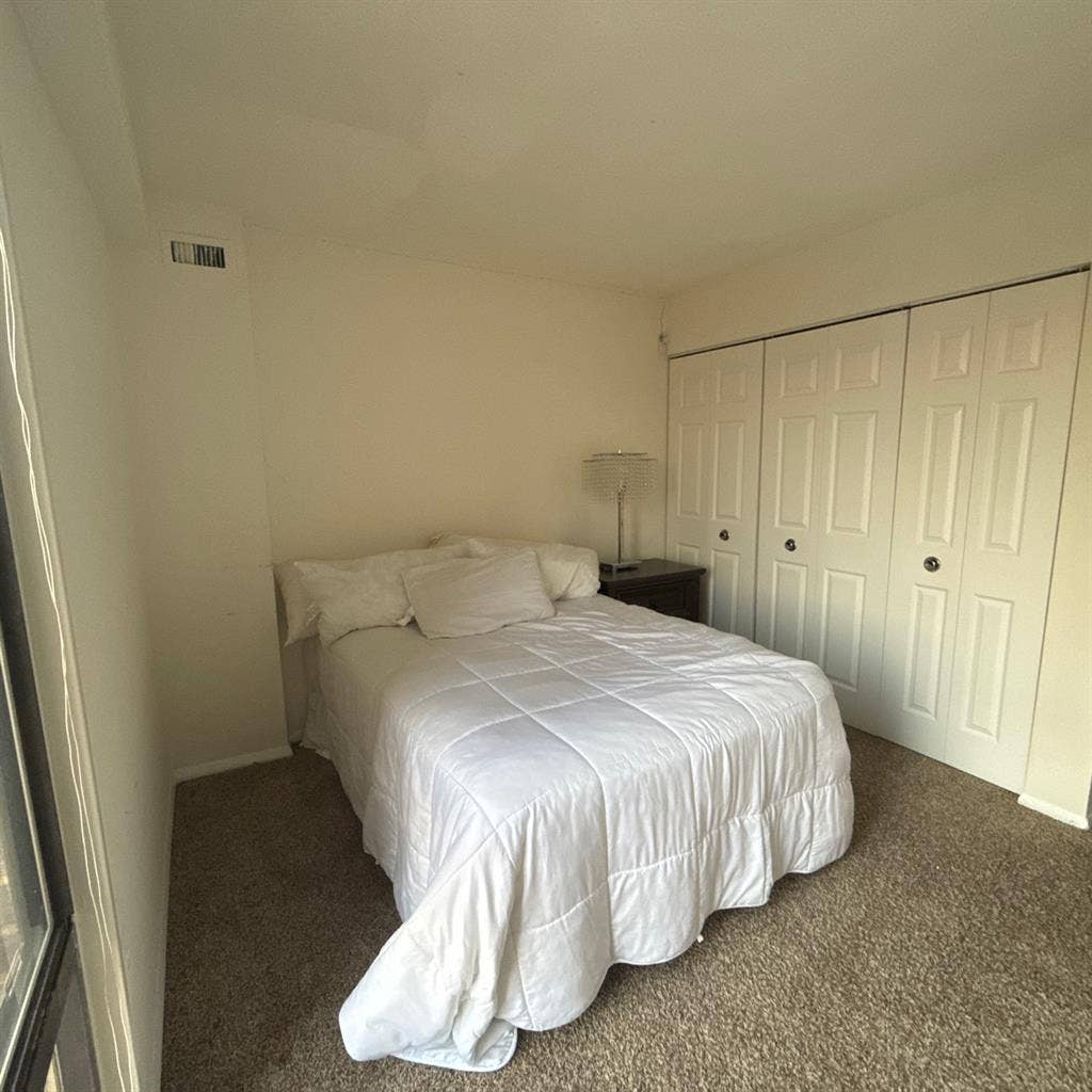 Looking for roommate