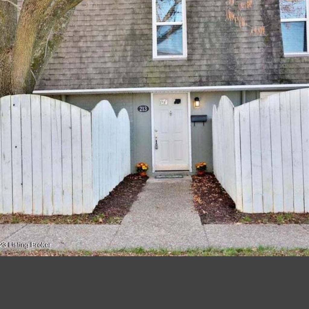 All hardwood floor townhomee