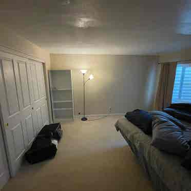 2 rooms in Aurora.