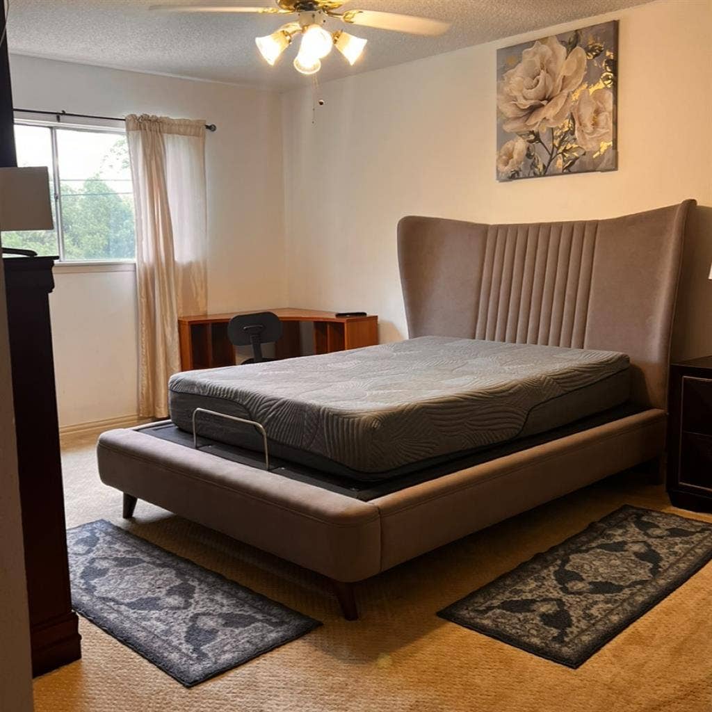 I am renting master bedroom female