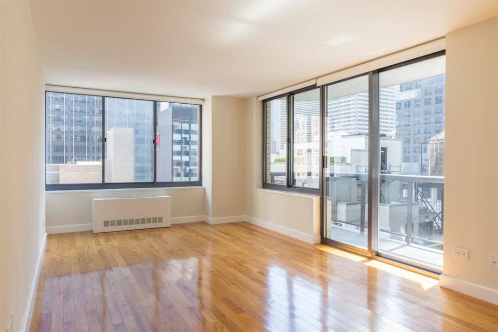 🌺High-End Room Available Midtown🌺