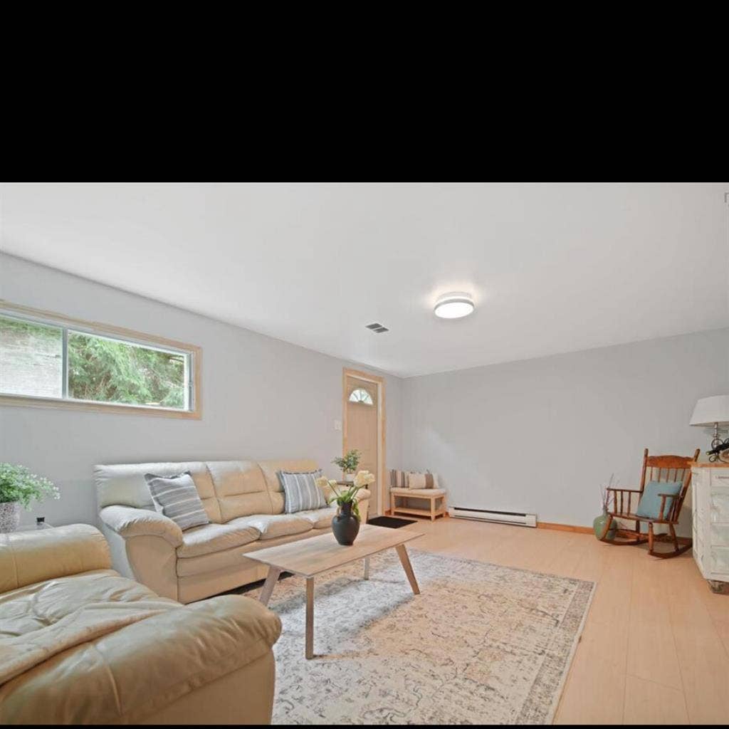 Location! Nice bright town house 