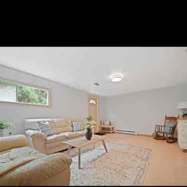 Location! Nice bright town house 