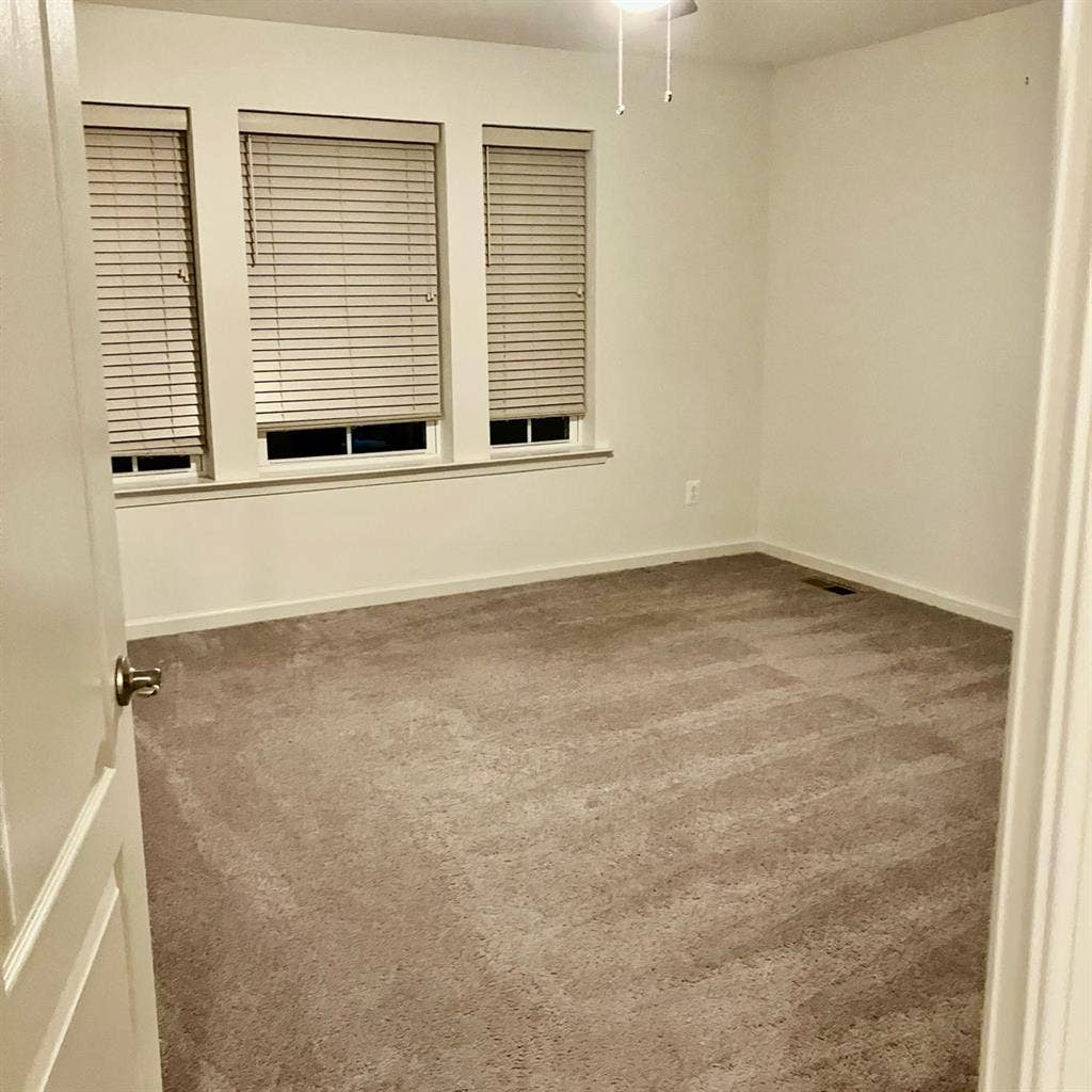 Seeking Townhouse Roommate