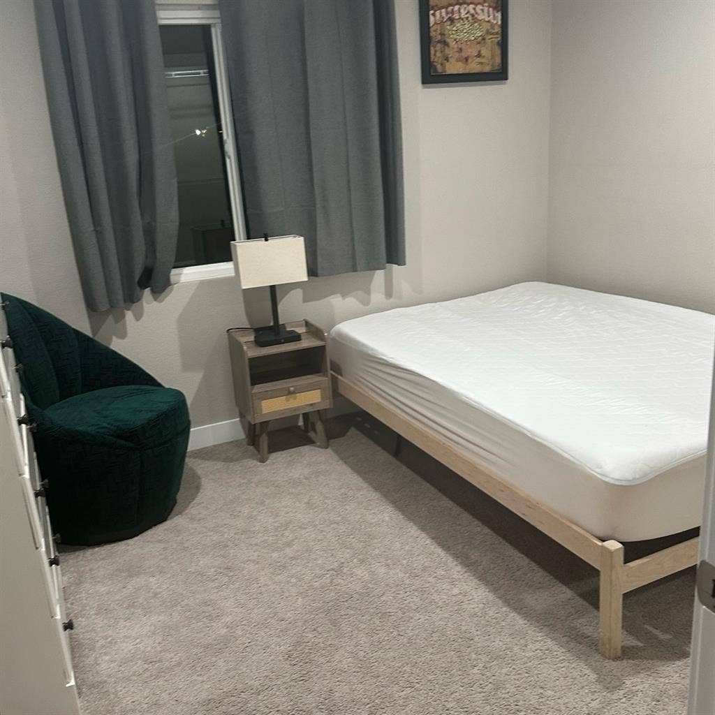 1 cozy, furnished bedroom available