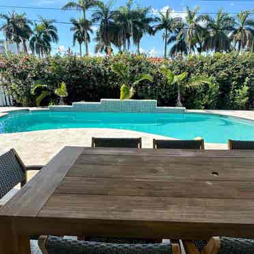 Private room in house with pool 