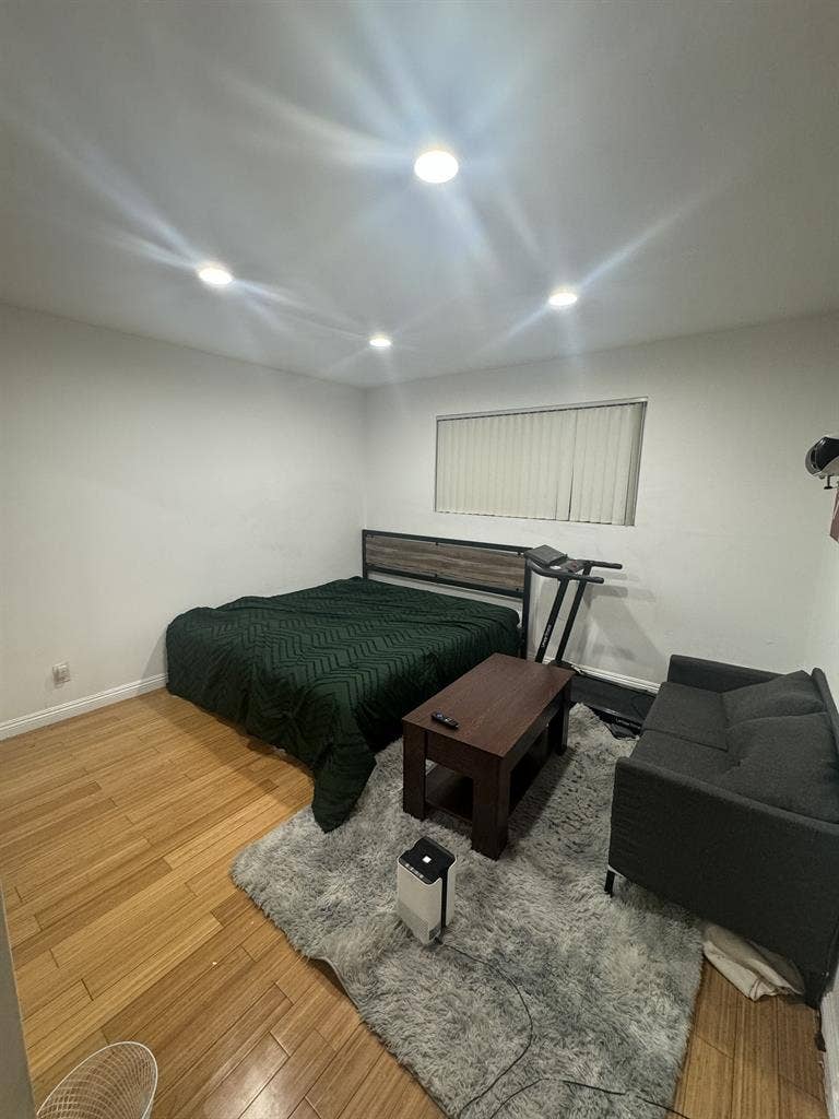 Room For Rent in Mid Wilshire KTOWN