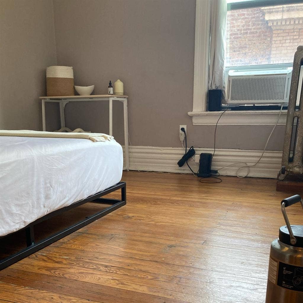 Furnished room in lakeview