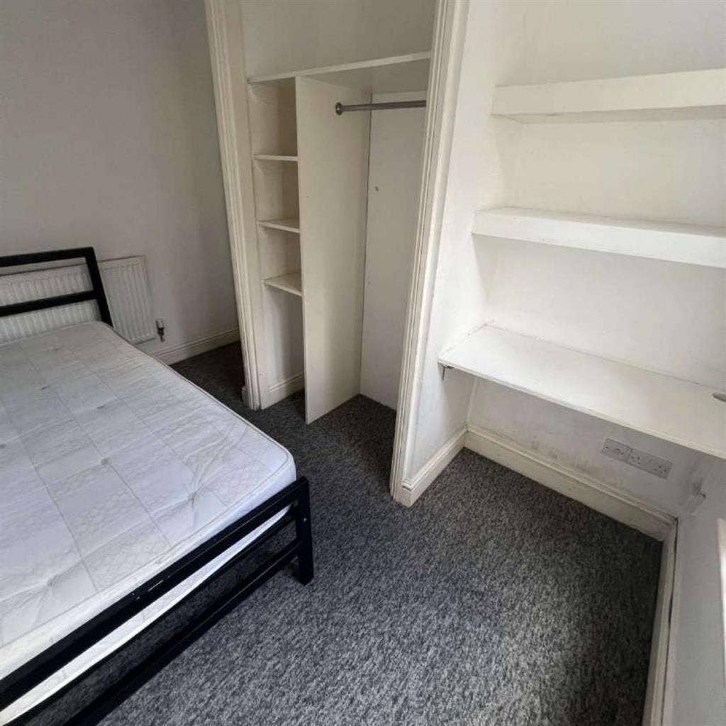 Single Bed Room Available - Girls