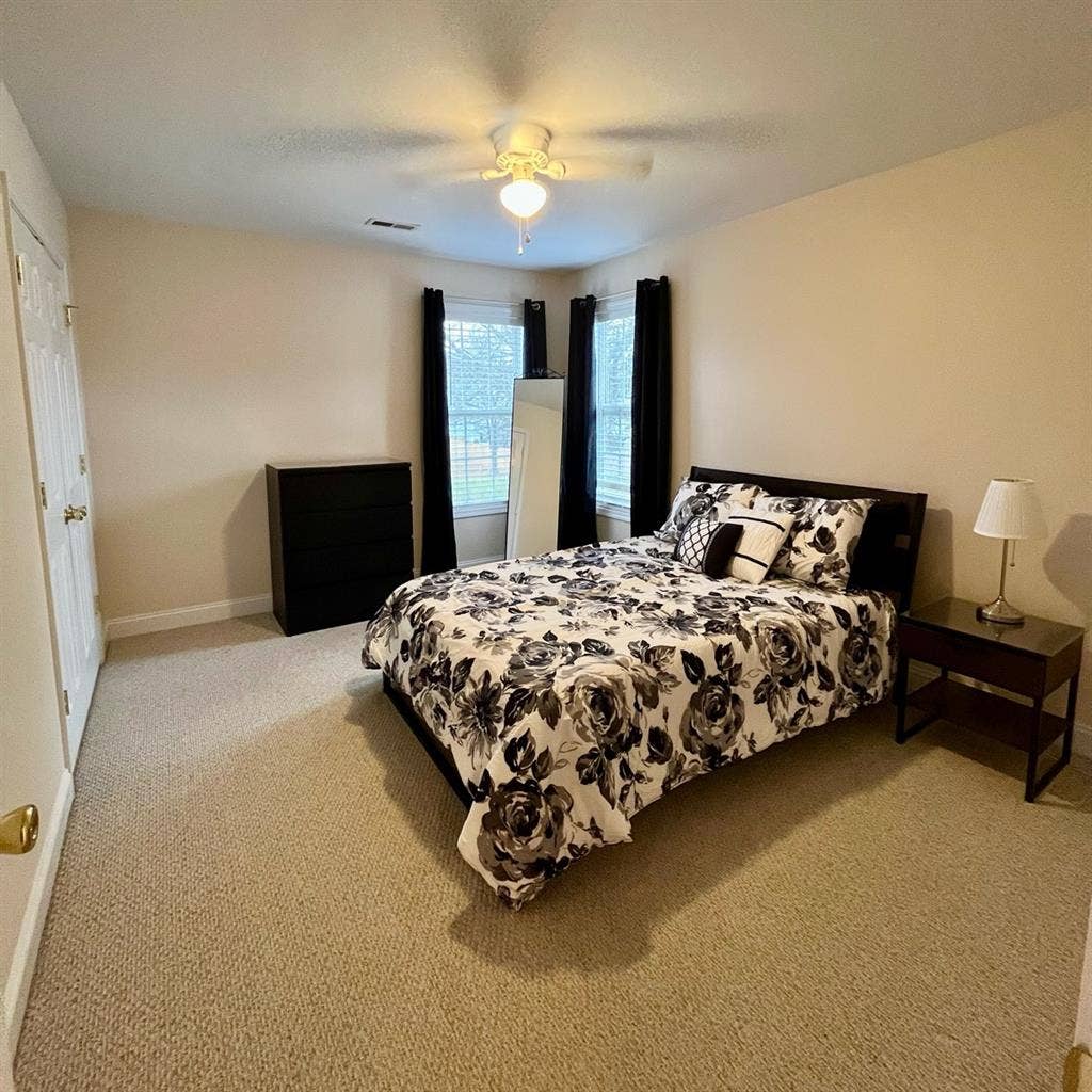 Looking for a Female Roommate