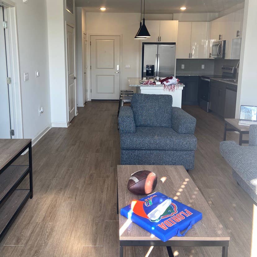 Luxury APARTMENT NEAR UF