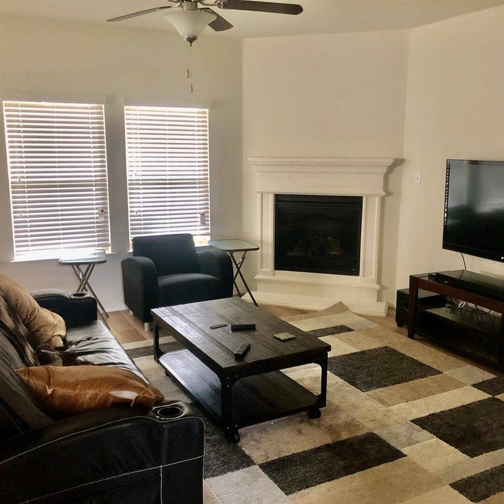 Nice quiet room available in SW FW