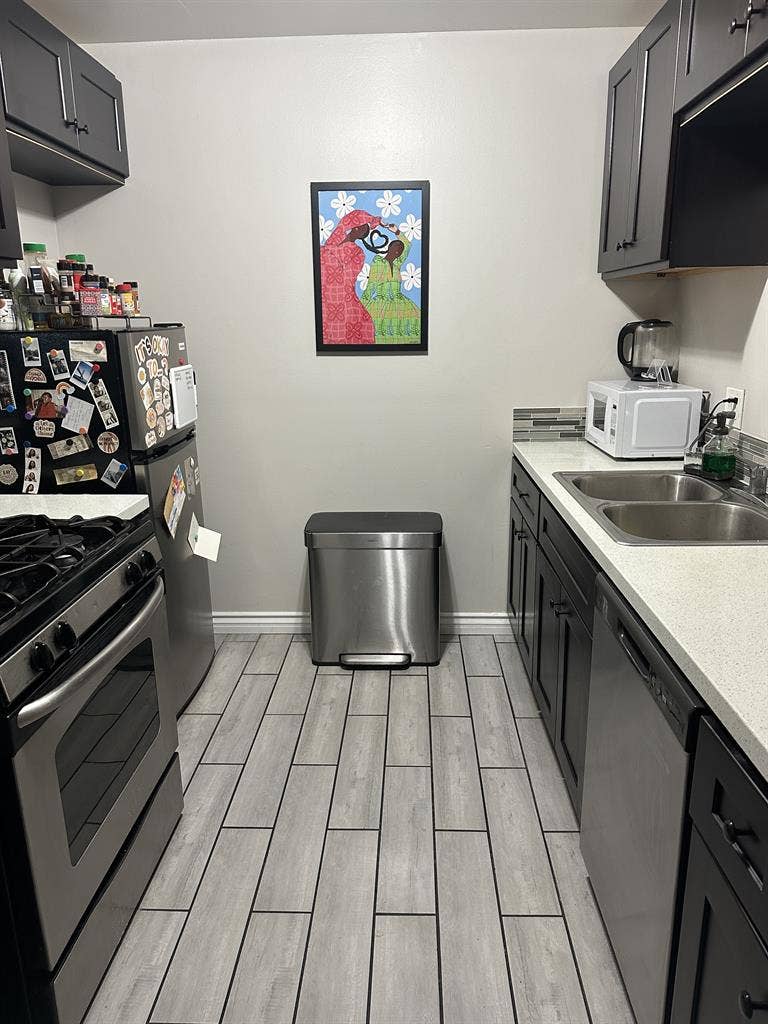 Seeking Short-term Female Roomie!