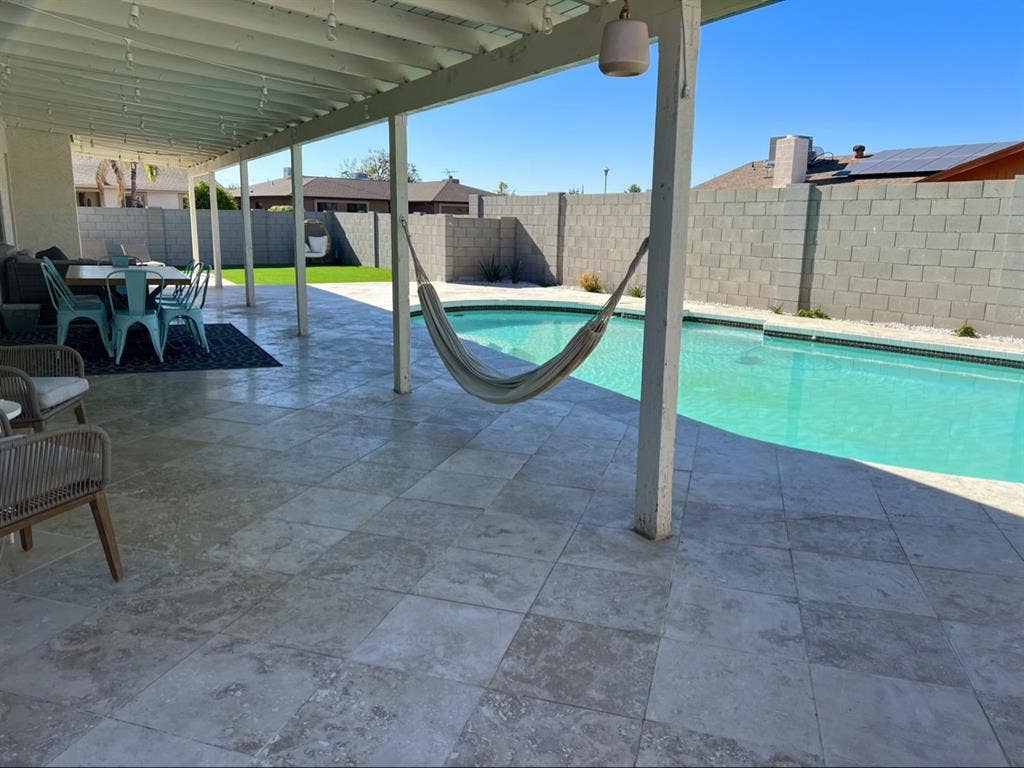 Pool/
Indoor Gym/ Pet friendly