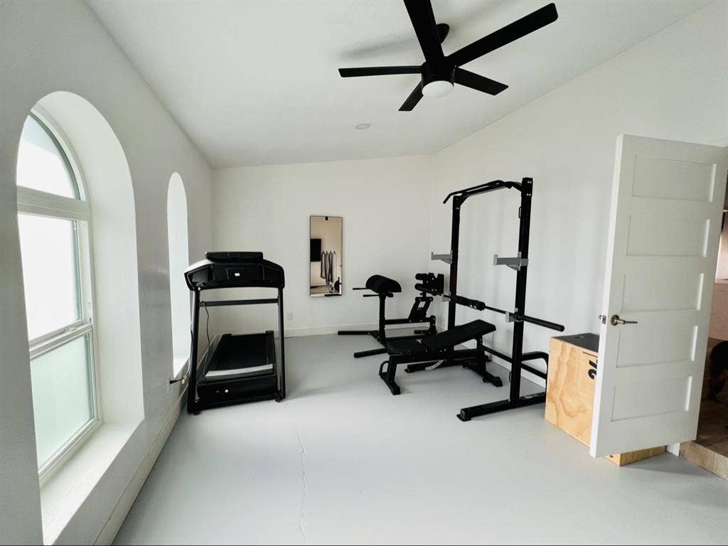 Pool/
Indoor Gym/ Pet friendly