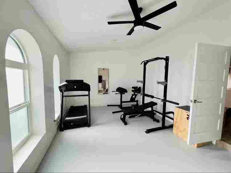 Pool/ 
Indoor Gym/ Pet friendly