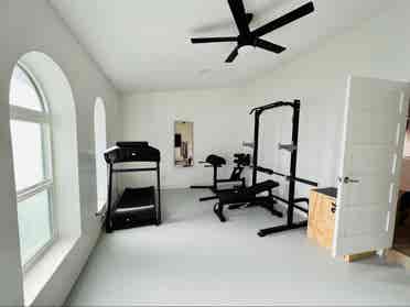 Pool/ 
Indoor Gym/ Pet friendly