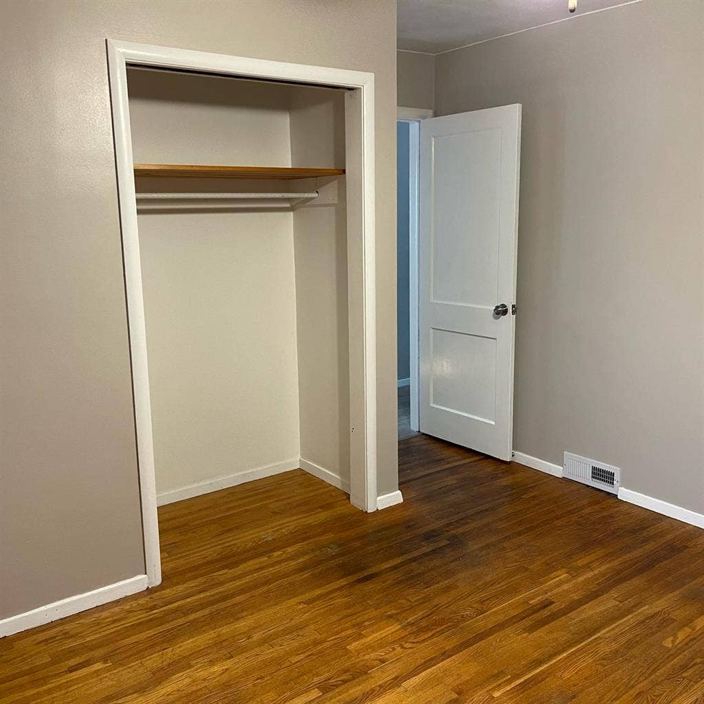 One bedroom for rent with utilities