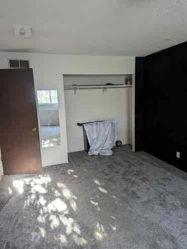 Master Bedroom w/ ensuite bath