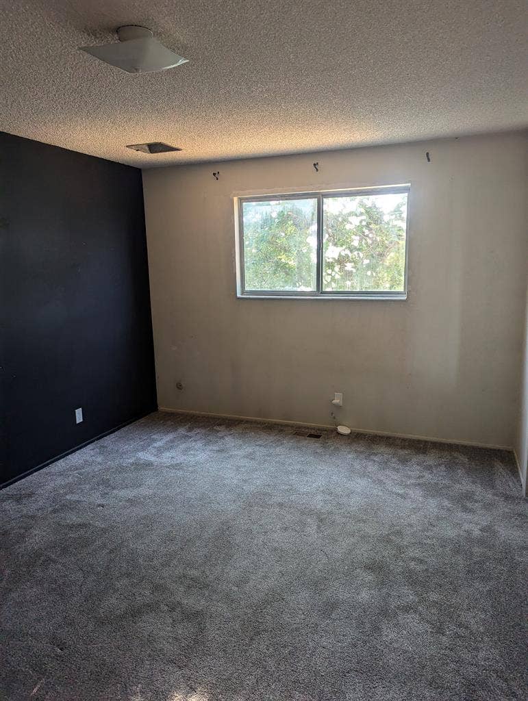 Master Bedroom w/ ensuite bath