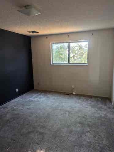 Master Bedroom w/ ensuite bath