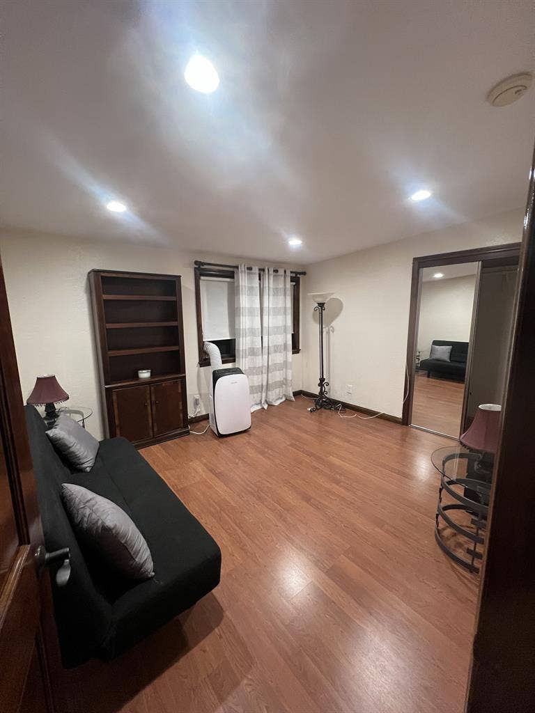 Large Bedroom in SCV available!