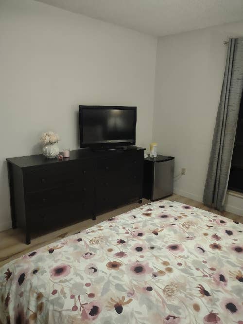 Large furnished room w/ privat bath