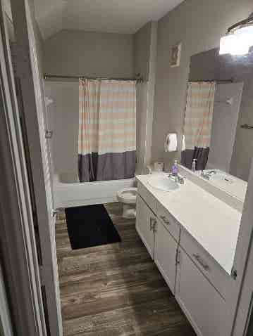 Room and bathroom in Stone Oak area