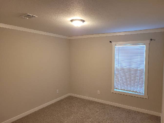 Available room for rent in Pearland