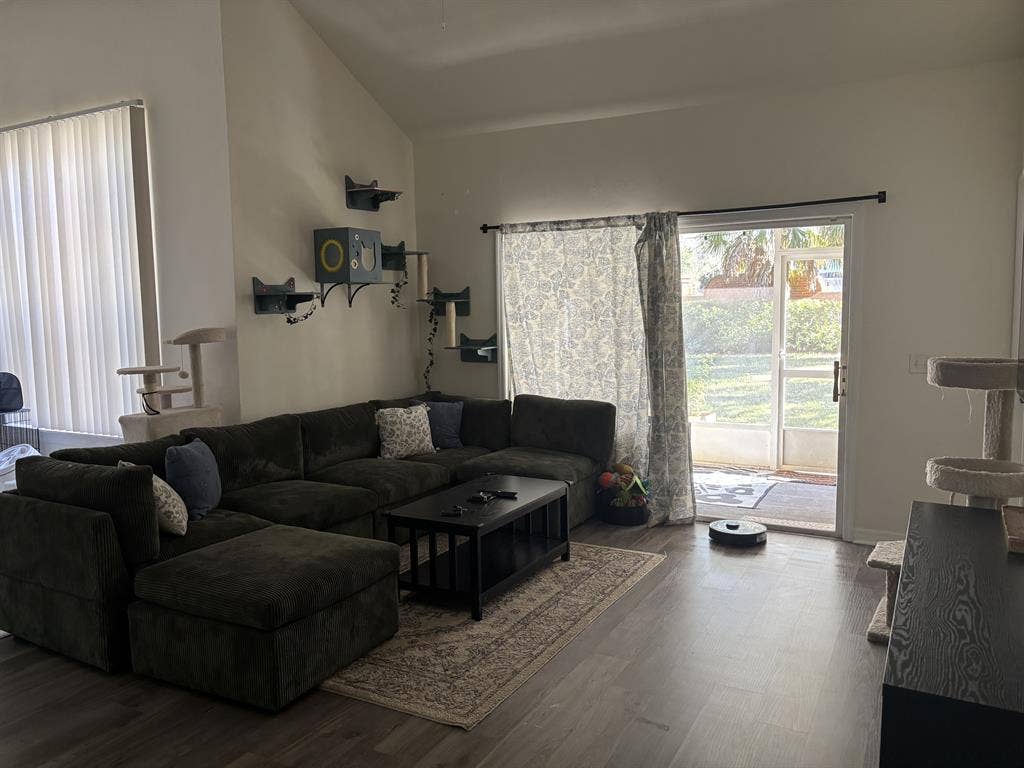 1 bedroom w/ shared bathroomm