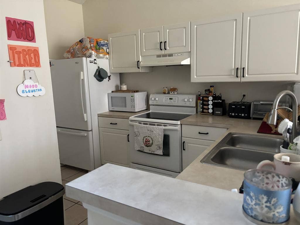 1 bedroom w/ shared bathroomm