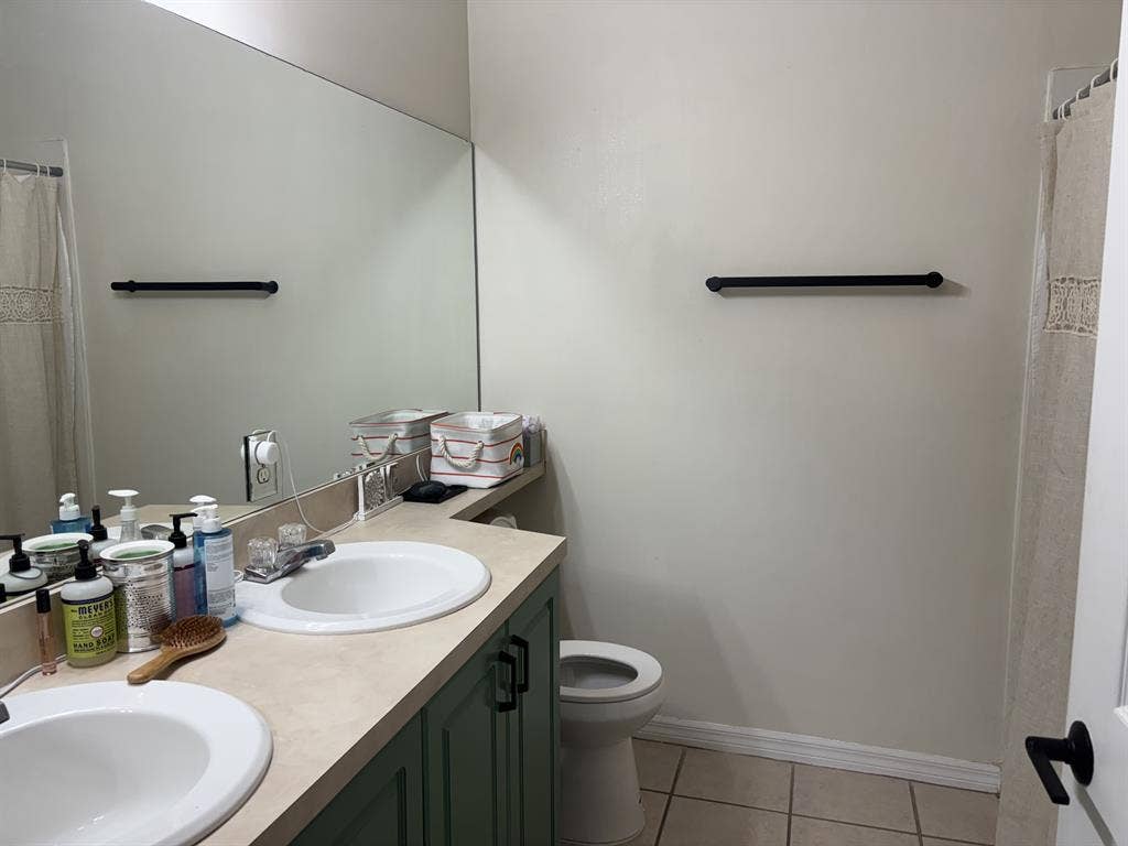 1 bedroom w/ shared bathroomm