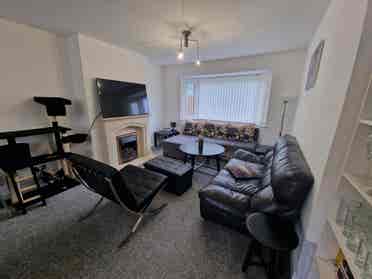 3 bedroom house share with 1 only