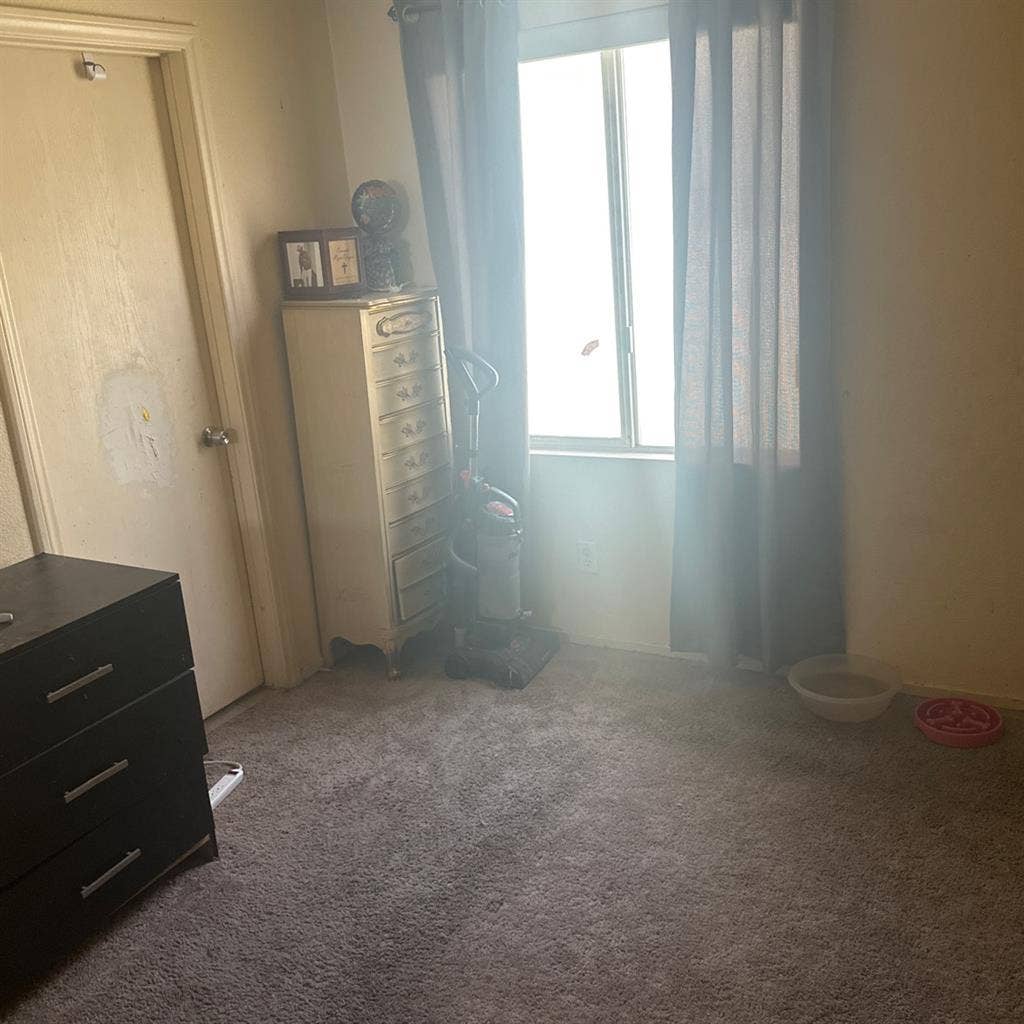 Room for rent in 4 bedroom house