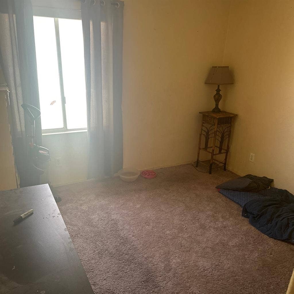 Room for rent in 4 bedroom house