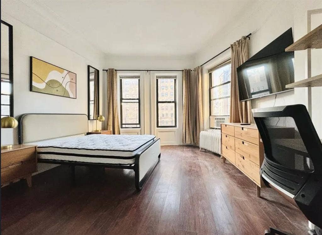 Bright bedroom in Upper West side