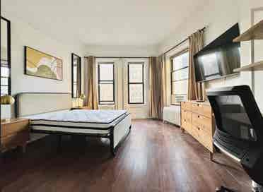 Bright bedroom in Upper West side