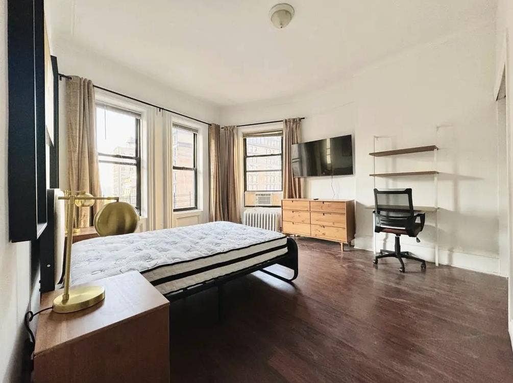 Bright bedroom in Upper West side