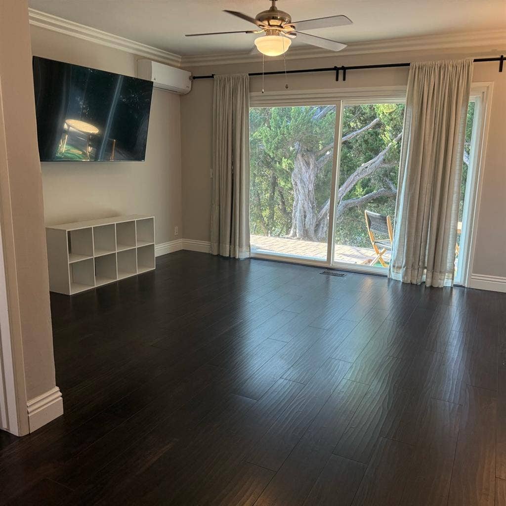 Large room/studio w/ private enter