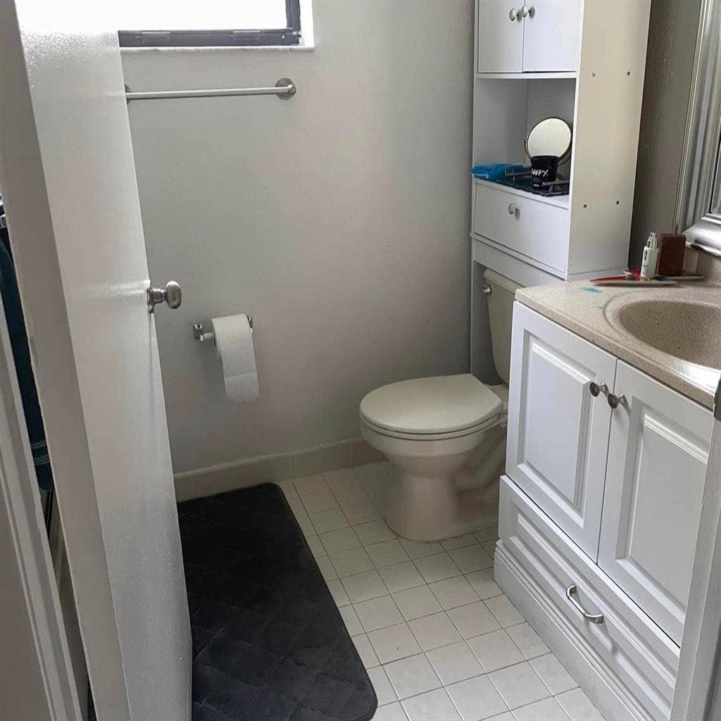 Room w/ Private Bathroom