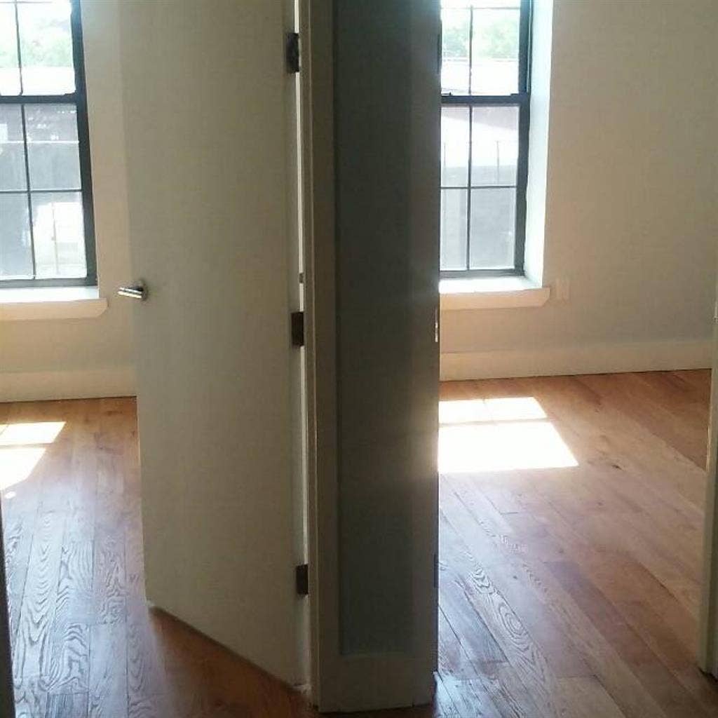 Room Crown Heights available now!!