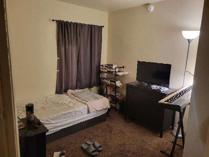 Room for rent open in Dec