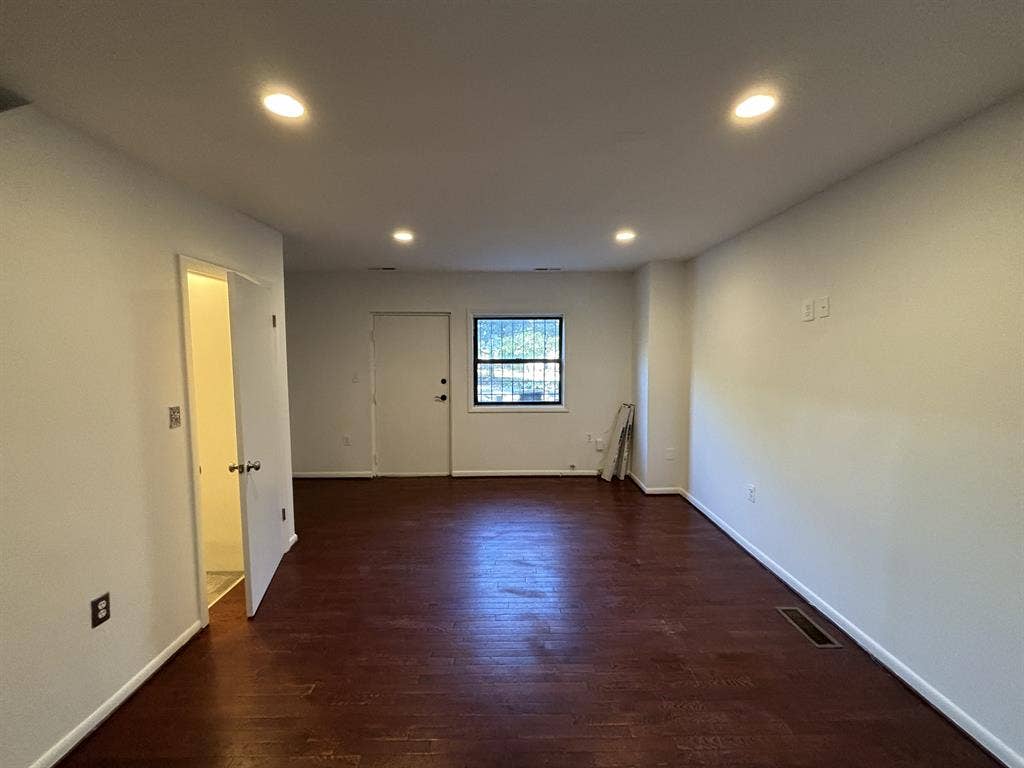 Room For Rent- 5 Bedroom Townhome!